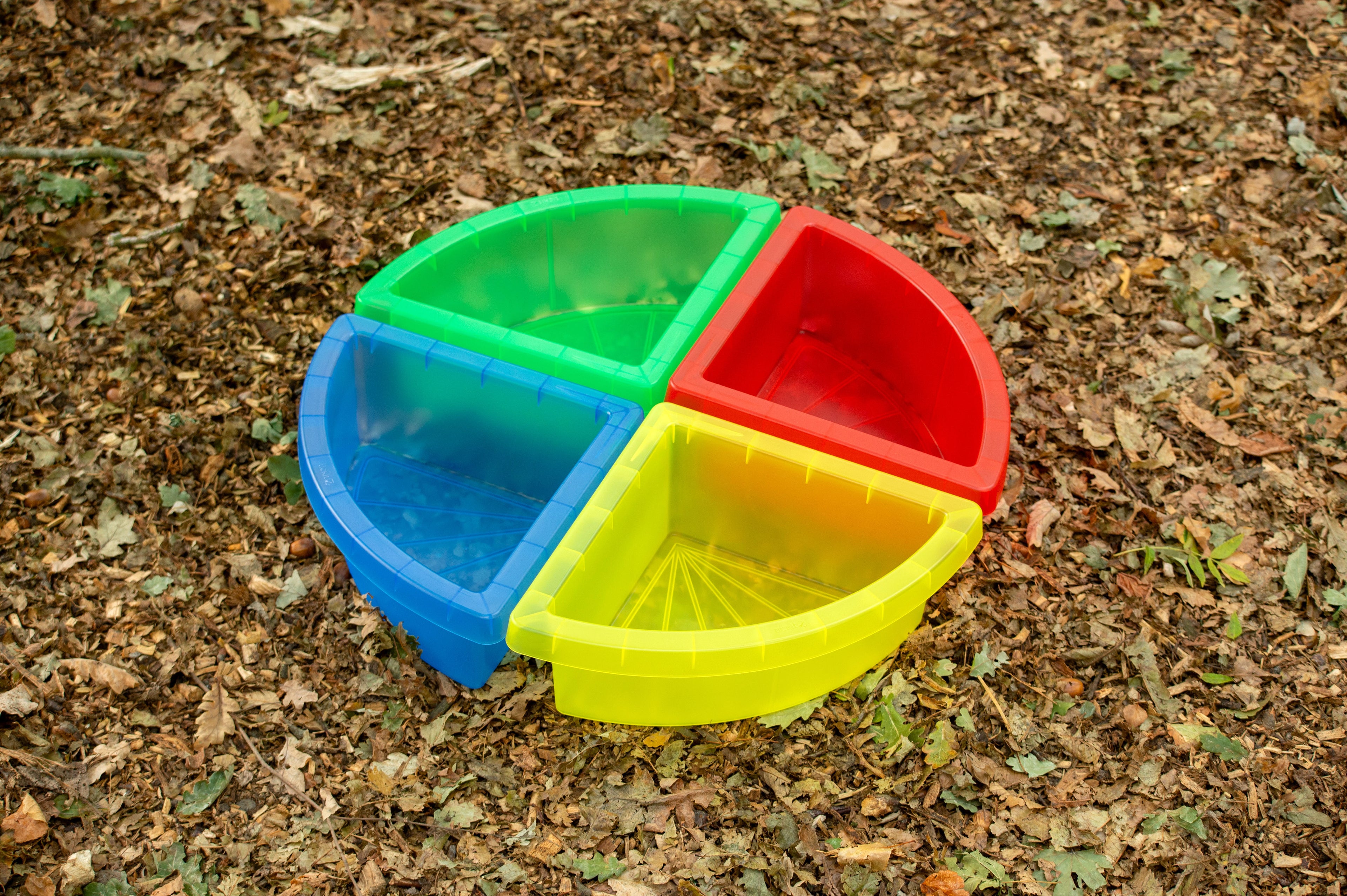 Round four-quadrant plastic sand tray with red, blue, green and yellow partitions
