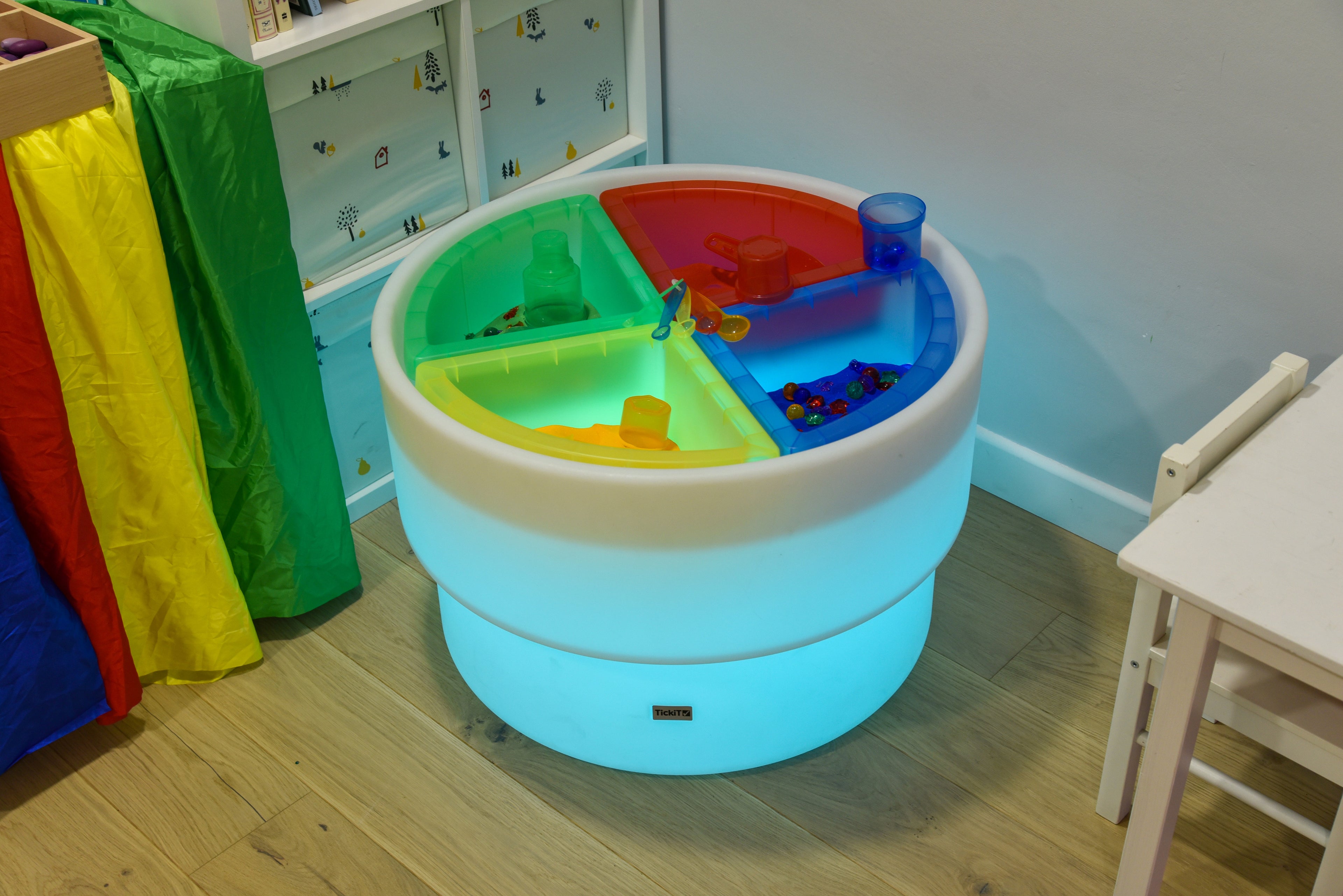 Round four-quadrant plastic sand tray with blue base and green, yellow and red sections