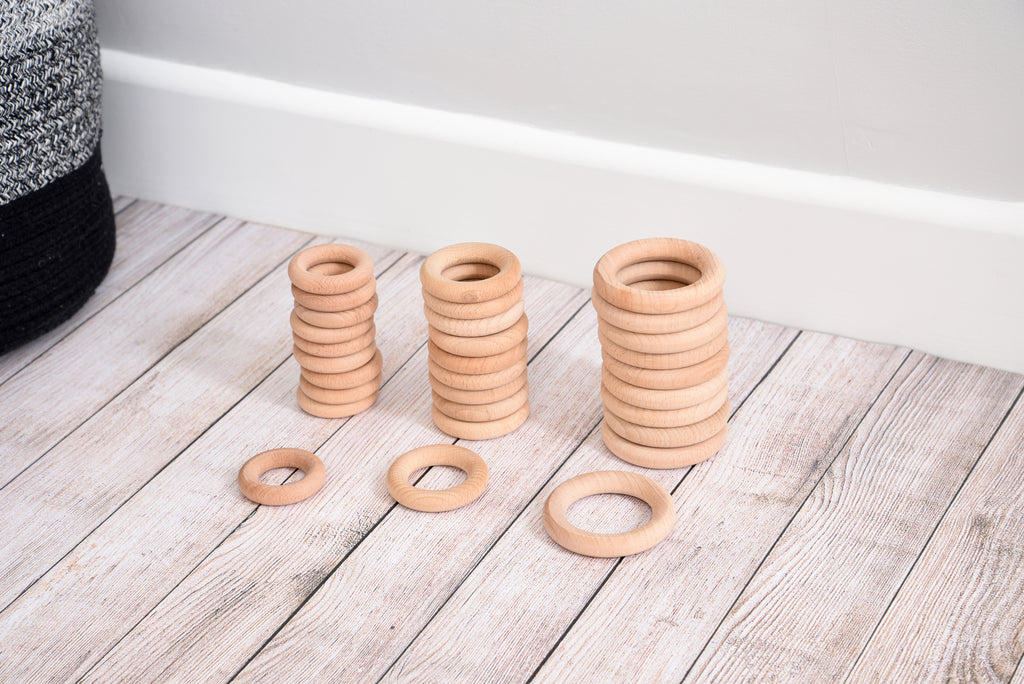 Natural wooden rings (48 mm), stacks and loose rings on wooden floor