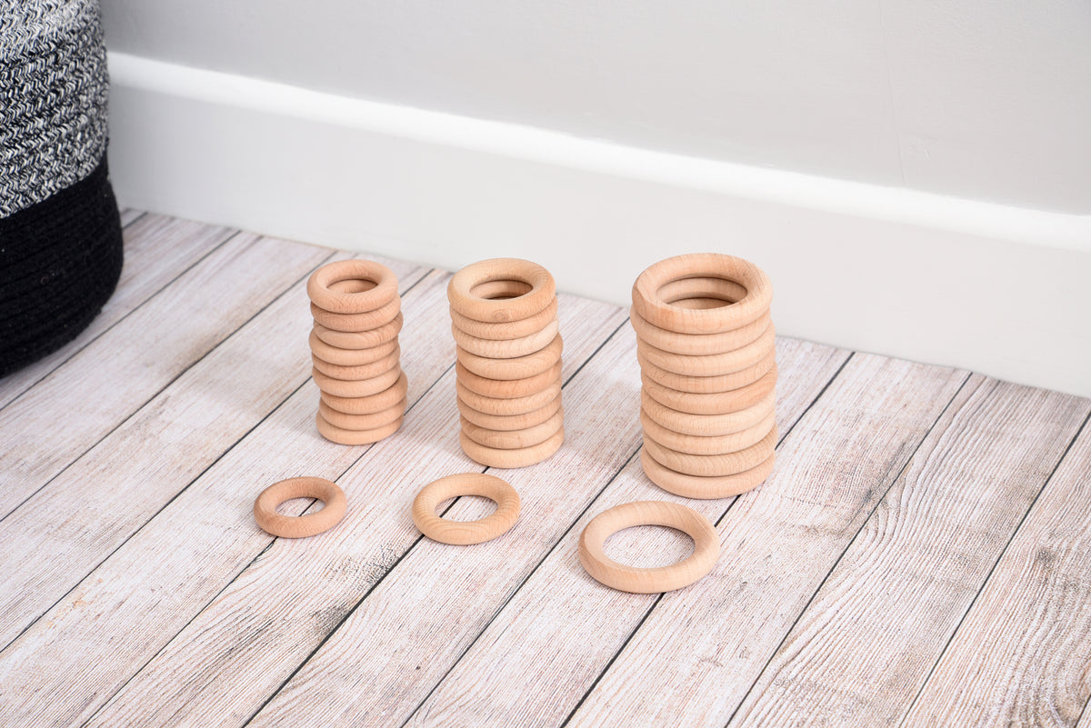 Natural wooden rings (48 mm), stacks and loose rings on wooden floor