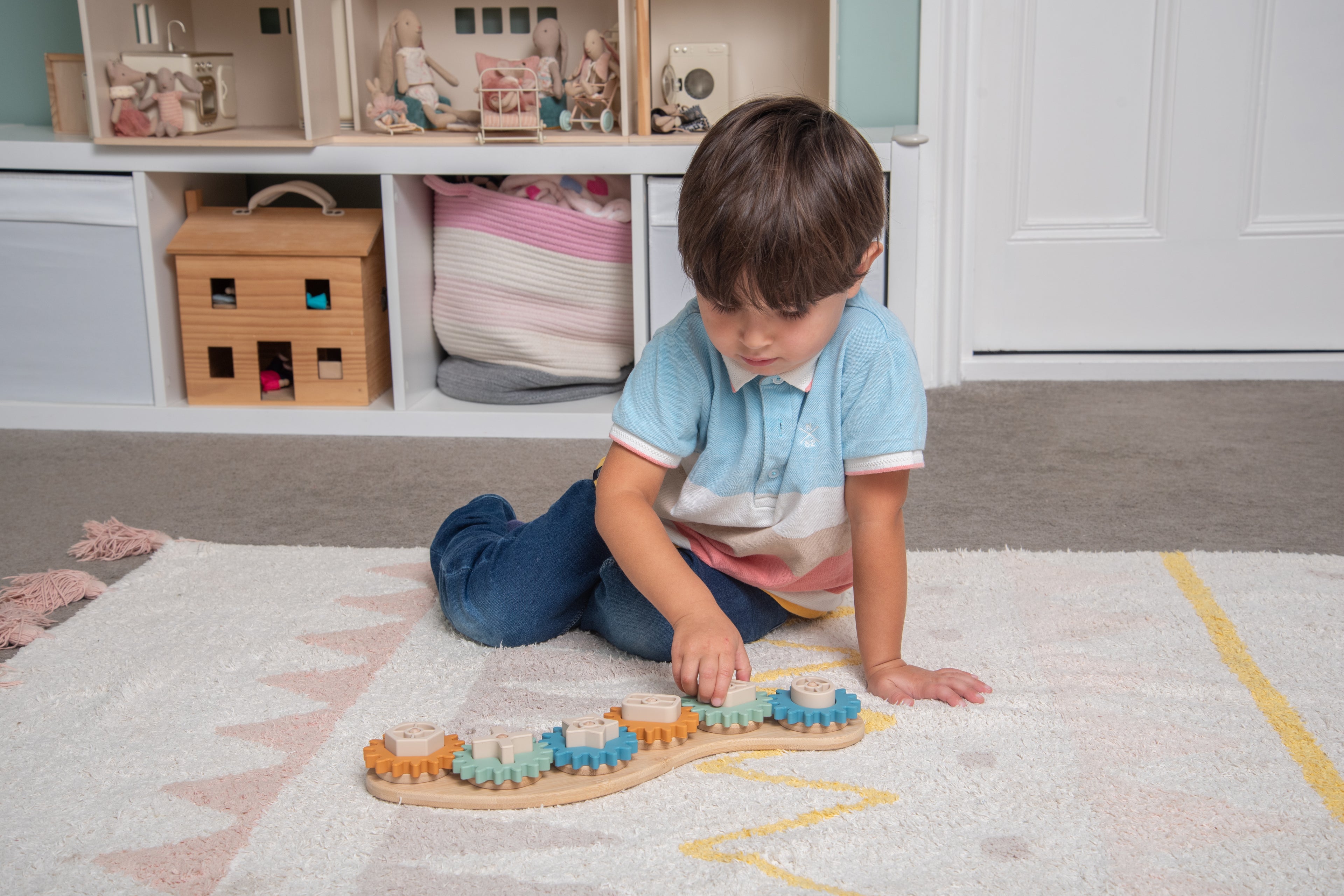 Silisoft Gears puzzle with multicolor gear pieces on curved base, child arranging