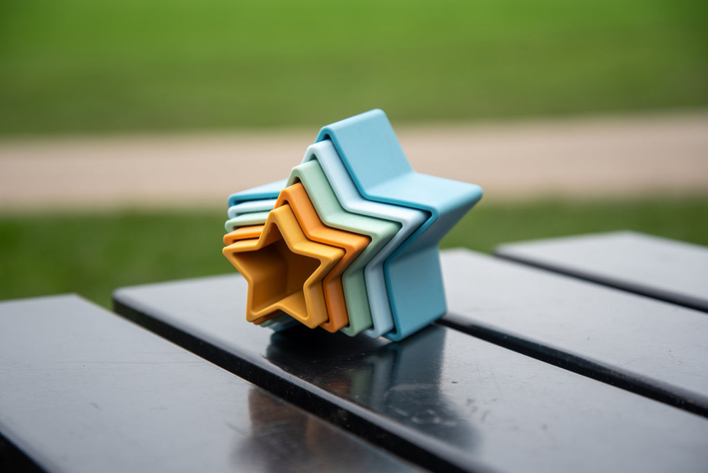 Stacked star-shaped cups in blue with an orange star insert