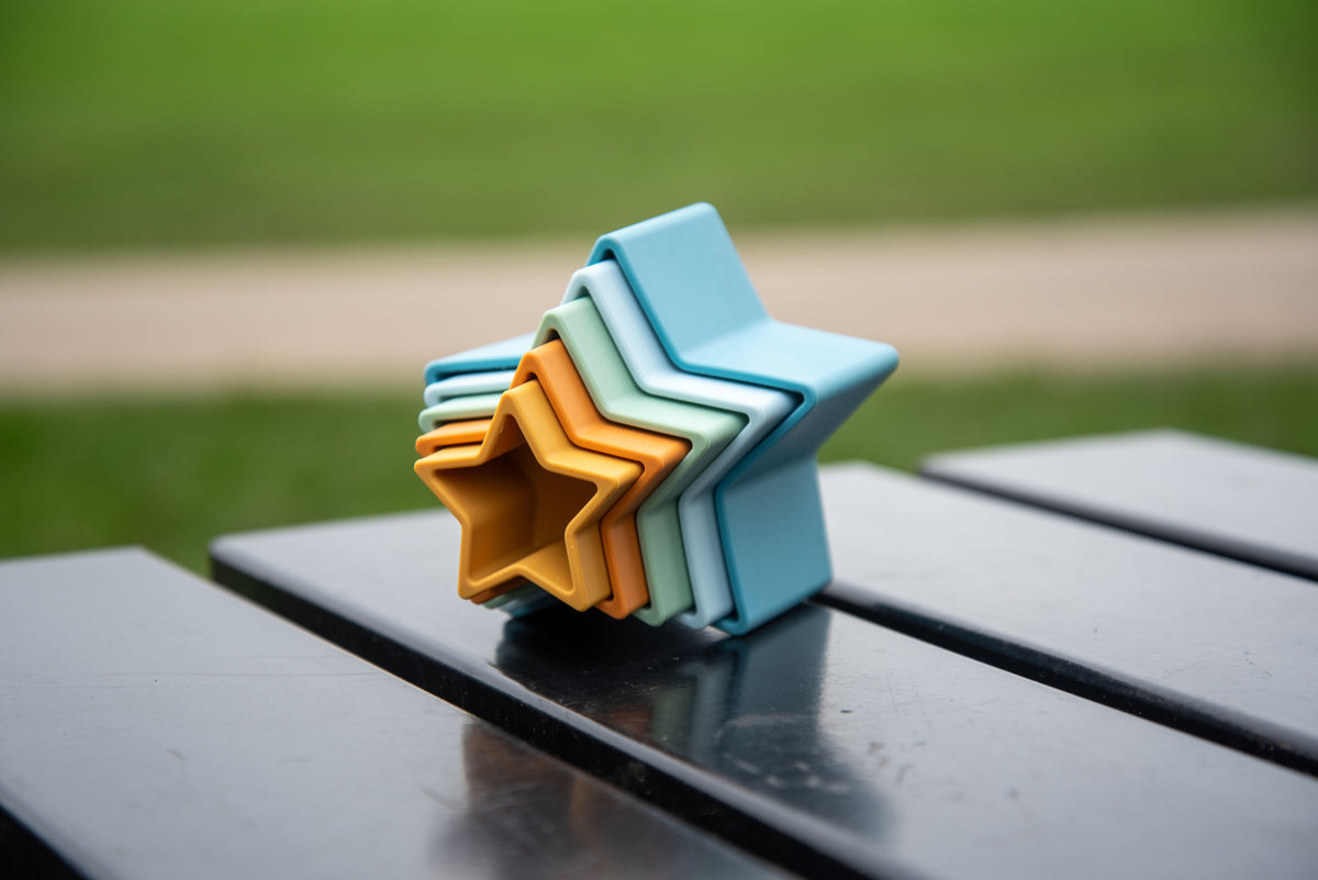 Stacked star-shaped cups in blue with an orange star insert