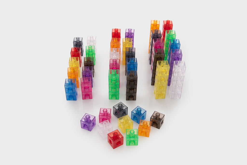 Translucent linking cube set with mixed-color cubes and rods, scattered pieces