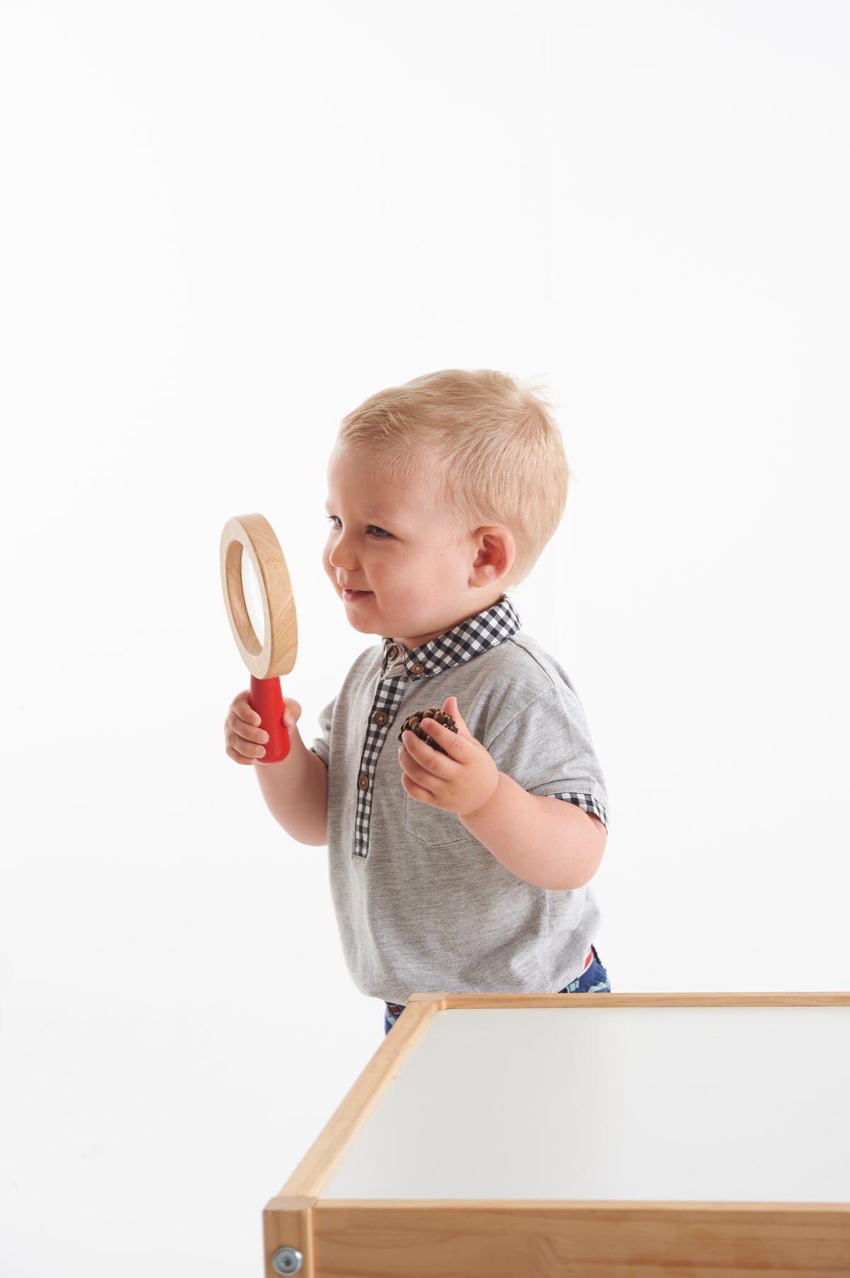 Wooden hand lens with round magnifier and light wood frame, red handle