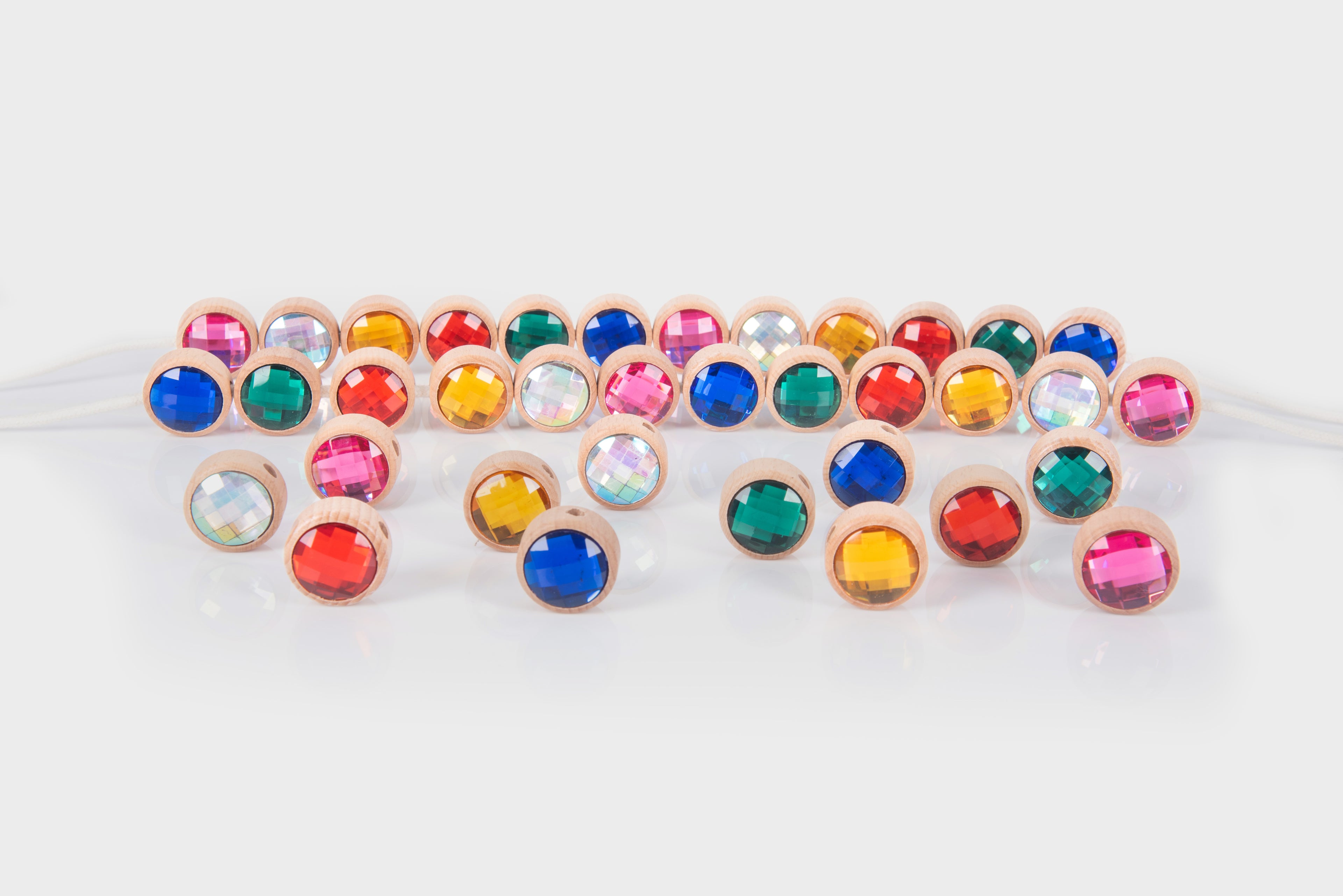 Wooden lacing jewels bracelet with colorful gem-like round beads and white lace