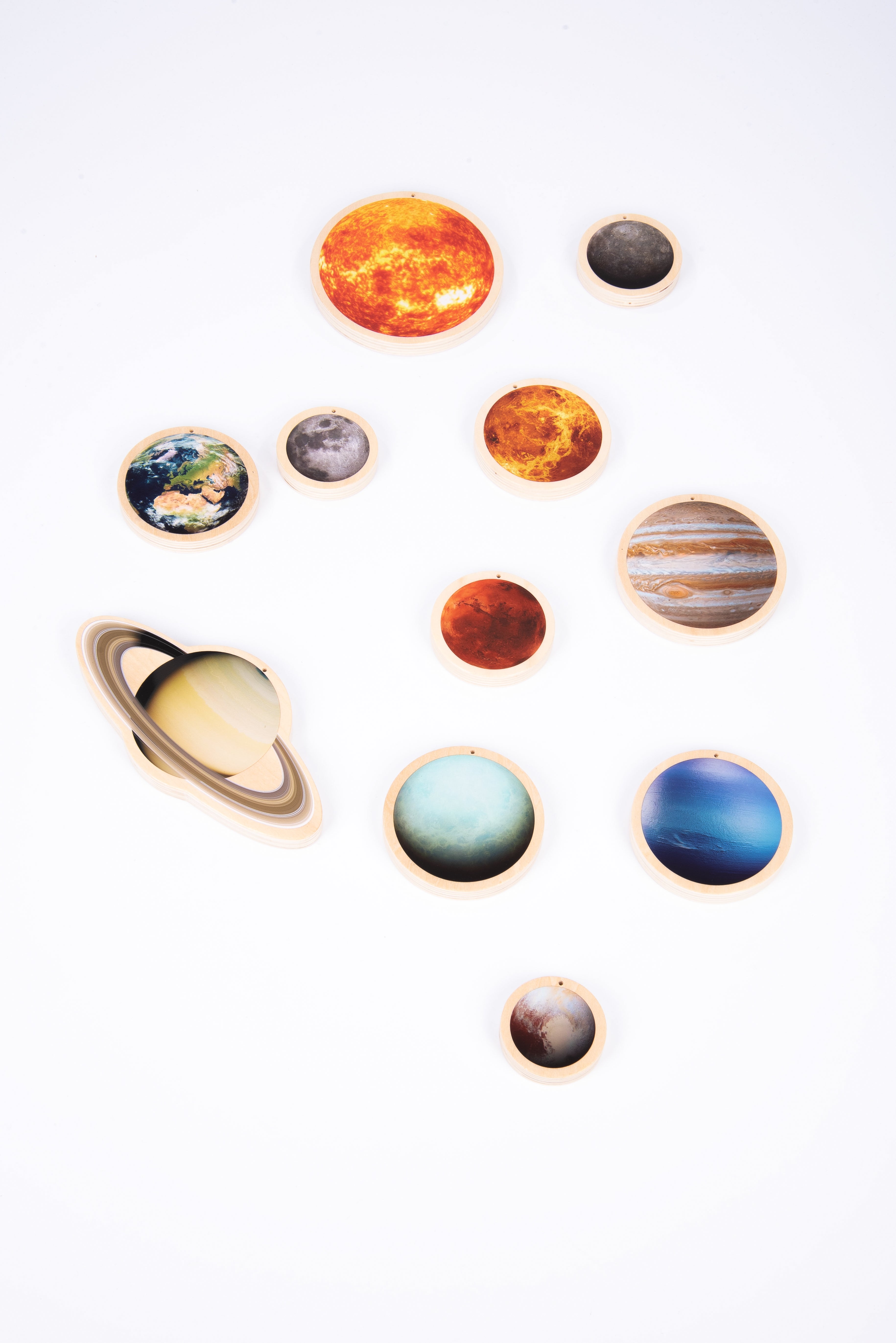 Wooden solar system discs with colorful planet images, including a Saturn ring design