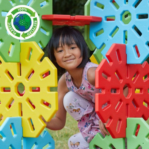 XL Octoplay interlocking play panels, multicolor plastic with a child inside
